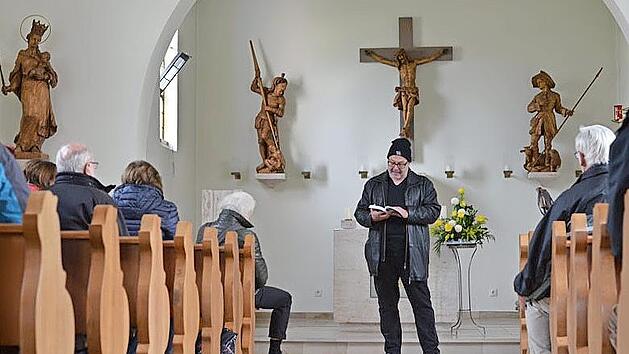In der Kirche von Weigelshofen lauschten die Teilnehmer Bernd Flessner. Der Autor las aus seinem Krimi.