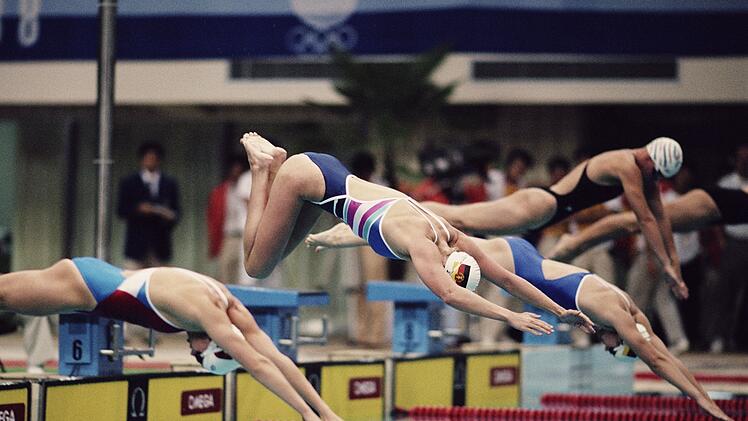 Olympische Sommerspiele 1988 in Seoul: Kristin Otto (zweite von links) springt mit ihren Konkurrentinnen im Finale von 100 m Freistil ins Schwimmbecken. Wenige Sekunden sp&auml;ter wird die Leipzigerin Olympiasiegerin.