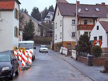 Noch ist in der Schulstraße die Baufirma mit den umfangreichen Außenanlagen am Gemeindehaus (links) beschäftigt. Eine Verbindung zum Backhaus (rechts) unter Einbeziehung der Schulstraße soll mit der Sanierung der Straße erfolgen.   Foto: Günther Straub