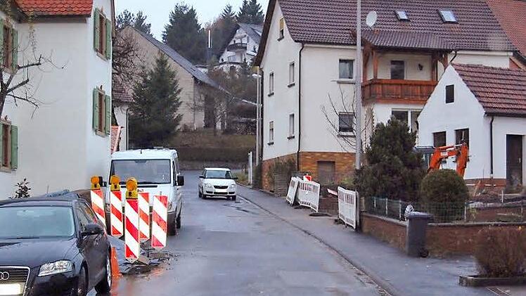 Noch ist in der Schulstraße die Baufirma mit den umfangreichen Außenanlagen am Gemeindehaus (links) beschäftigt. Eine Verbindung zum Backhaus (rechts) unter Einbeziehung der Schulstraße soll mit der Sanierung der Straße erfolgen.   Foto: Günther Straub