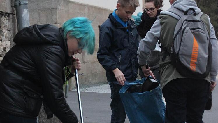 Nadine Kirchner, Lukas Mühlnickel, Carolin Bräutigam und Marvin Brunn (v. l.) befreien die Ortsdurchfahrt von Unrat und Dreck.