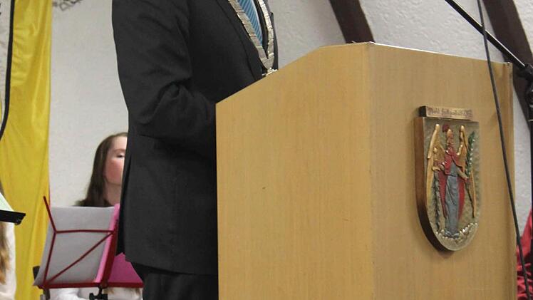 Bürgermeister Helmut Krämer begrüßt die Gäste. Foto: Carmen Schwind