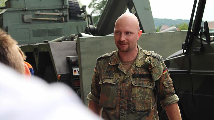 Die Bundeswehr beantwortet den Jugendlichen sämtliche Fragen. Foto: Lisa Kieslinger