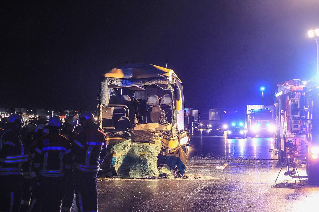Schweres Busunglück auf A3 in Unterfranken: 18 Verletzte - ein Toter