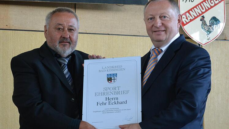 Landrat Thomas Bold (rechts) &uuml;berreicht den Sport-Ehrenbrief an Eckhard Fehr.  Foto: Bj&ouml;rn Hein