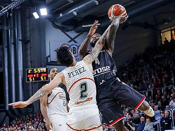 Tyrese Rice, im Hinspiel mit 20 Punkten bester Bamberger Werfer, wird von Alex Perez gefoult; im Hintergrund der ehemalige NBA-Profi Gary Neal, den Banvit BK erst Ende Dezember verpflichtet hat. Foto: Daniel Löb