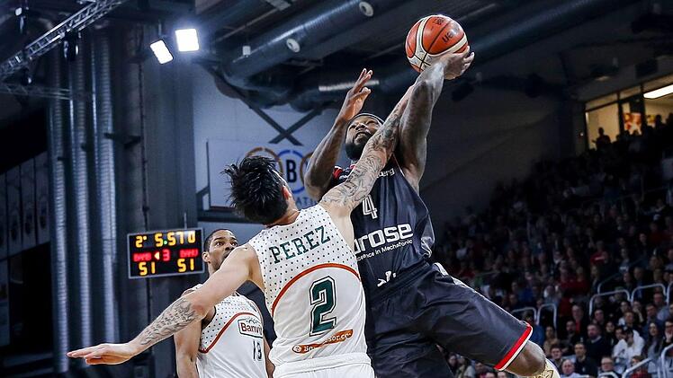 Tyrese Rice, im Hinspiel mit 20 Punkten bester Bamberger Werfer, wird von Alex Perez gefoult; im Hintergrund der ehemalige NBA-Profi Gary Neal, den Banvit BK erst Ende Dezember verpflichtet hat. Foto: Daniel Löb