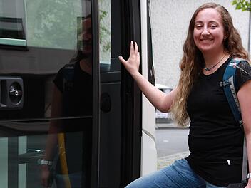 Unsere Reporterin Charlotte Wittnebel-Schmitz wagte eine Fahrt mit Bus und Bahn durch den Landkreis. Zum Zeitpunkt der nachgestellten Aufnahme befand sich keine Person in ihrer Nähe, weshalb sie für diesen Moment die Maske abnehmen konnte. Foto: Steffen Standke