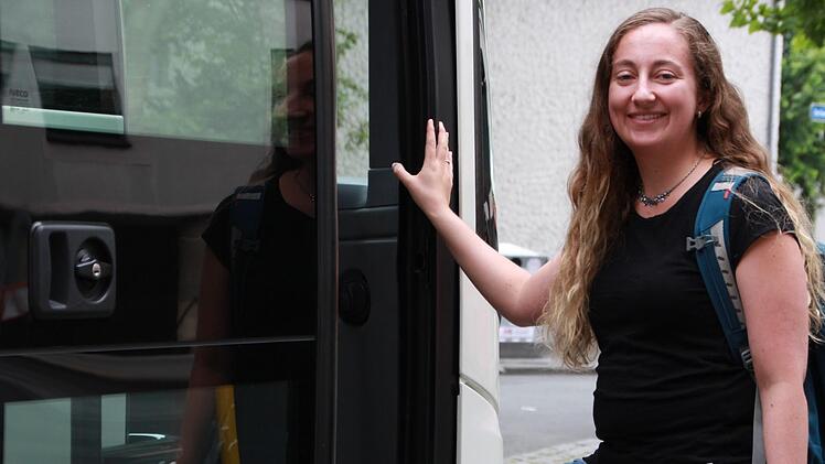 Unsere Reporterin Charlotte Wittnebel-Schmitz wagte eine Fahrt mit Bus und Bahn durch den Landkreis. Zum Zeitpunkt der nachgestellten Aufnahme befand sich keine Person in ihrer Nähe, weshalb sie für diesen Moment die Maske abnehmen konnte. Foto: Steffen Standke