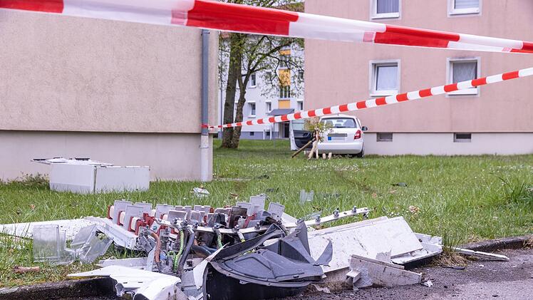 Auto f&auml;hrt Stromverteilerkasten um und kracht gegen Hauswand