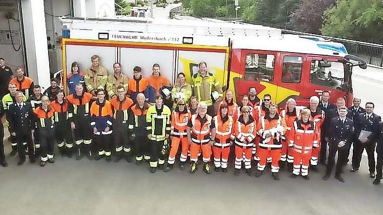 30 angehende Feuerwehrfrauen und -m&auml;nner haben den ersten Teil der Modularen Truppmannausbildung in Weilersbach erfolgreich abgeschlossen.