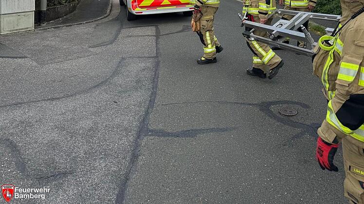 Bamberger Feuerwehr zu Drehleiter-Rettung alarmiert - Person verletzt
