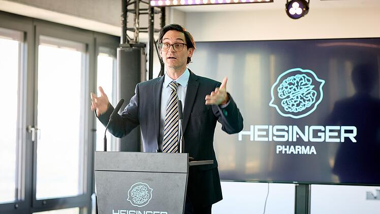 Christian Heisinger (Christoph Bach) behauptet steif und fest, er sei für den HIV-Impfstoff verantwortlich.