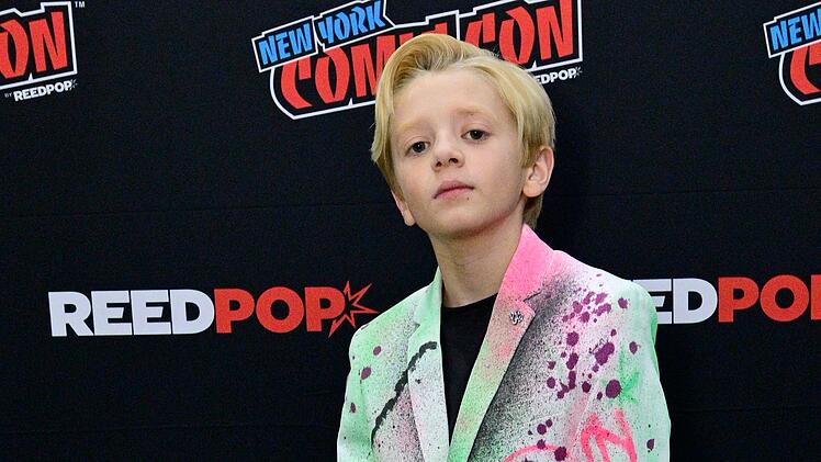 ... Und so sieht der britische Schauspieler mit Haaren aus. Ansell ist trotz seiner elf Jahren schon ein alter Hase im Filmgesch&auml;ft. Seine gr&ouml;&szlig;te Rolle vor "A Knight of Seven Kingdoms" spielte er im Fantasy-Schinken "The Hunger Games: The Ballad of Songbirds & Snakes".