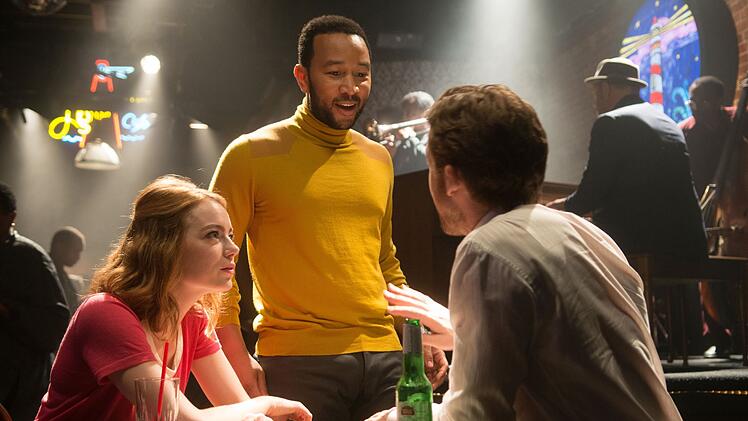Ein alter Schulfreund (John Legend, Mitte) bietet Seb (Ryan Gosling) einen Job in seiner Band an. Der Pianist lehnt ihn vor seiner Freundin Mia (Emma Stone) ab, sp&auml;ter geht er aber doch auf Tournee.
