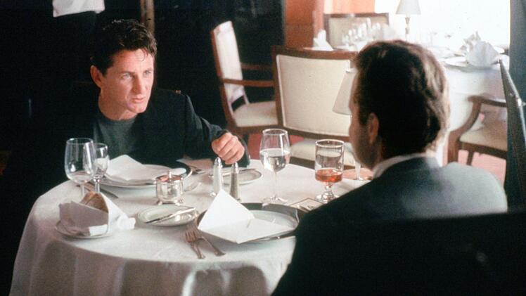 Conrad Van Orton (Sean Penn, links) hat seinem Bruder Nicholas (Michael Douglas) ein gef&auml;hrliches Spiel geschenkt, bei dem bald die Grenzen zwischen Wahrheit und Fiktion verwischen.