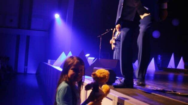 Die Amigos haben ein Herz für Kinder - und schenkten Lea Hugel einen Teddybären. Lea liebt eigentlich alle Lieder der Amigos. Sie kam mit ihrer Mama