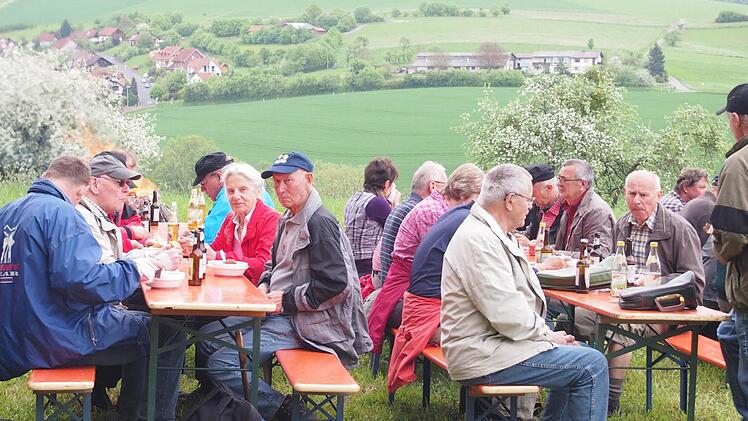 Die Grenzgänger werden bei Rast mit leckerem Eintopf und wunderbarer Aussicht belohnt.