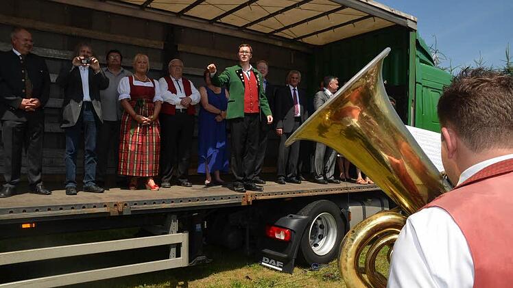 Den Gemeinschaftschor dirigierte der engagierte Vorsitzende und Dirigent des Musikvereins Pressig, Daniel Hilbert. Er war der Mann dieser Tage.