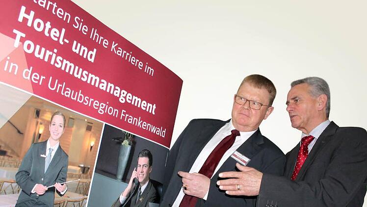 Schulleiter Rudolf Schirmer und Landrat Oswald Marr freuen sich über die neue Einrichtung in Kronach. Foto: Veronika Schadeck