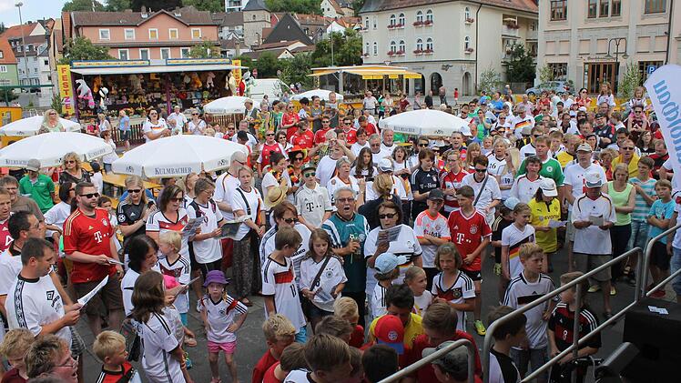Die Fans kamen in den verschiedensten Fußball-Trikots.