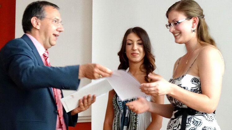 Bürgermeister Thomas Nowak ehrte die Jahrgangsbesten Pauline Sorg (Mitte) und Dagmar Schubert mit Staatspreisen. Foto: privat
