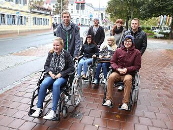 Schüler der Heilerziehungspflegeschule haben einen Rollstuhltest in Bamberg gemacht: was zu manchen Irritationen führte.  Foto: Barbara Herbst