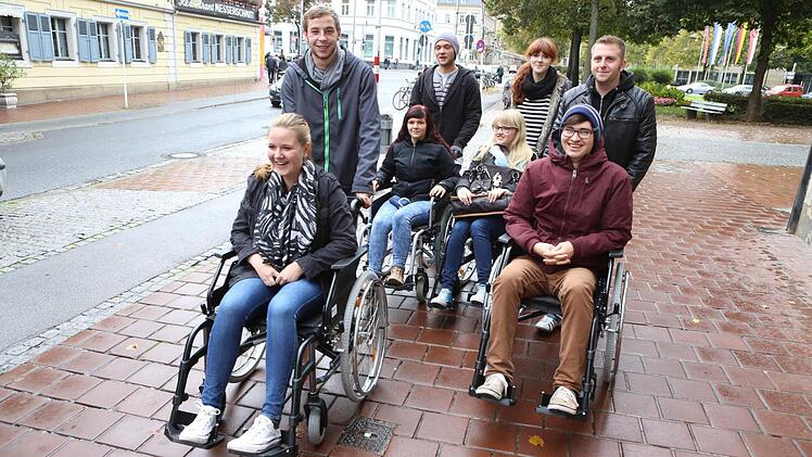 Schüler der Heilerziehungspflegeschule haben einen Rollstuhltest in Bamberg gemacht: was zu manchen Irritationen führte.  Foto: Barbara Herbst