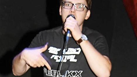 Feel.iks rappte auf der Bühne - er kam eigens aus Schwandorf nach Presseck.