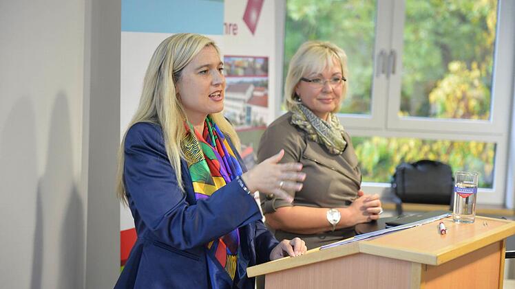 Gesundheitsministerin Melanie Huml (l)l und Allgemeinärztin Dr. med. Petra Reis-Berkowicz Foto: Ronald Rinklef