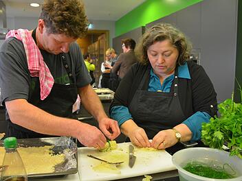 Bayerisches Sushi mit Spitzkraut, gefüllt mit Lachsforelle und Graupen, raffiniert gewürzt mit verschiedenen Pfeffern und Kardamom, bereiten Iris Haueis aus Marktleugast und Uwe Rühl aus Ingolstadt beim Workshop zu. Ein aufwendiges Gericht, aber die Mühe lohnt sich. Fotos: Dagmar Besand