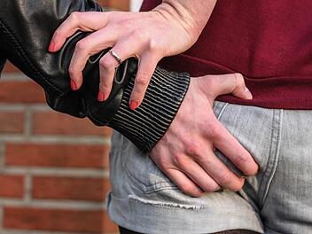 Die Polizei sucht Hinweise auf einen Mann, der eine 13-Jährige bei einem Schulkonzert am Mittwoch mehrmals begrapscht haben soll. Symbolfoto: Christopher Schulz