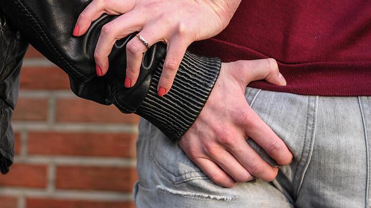 Die Polizei sucht Hinweise auf einen Mann, der eine 13-J&auml;hrige bei einem Schulkonzert am Mittwoch mehrmals begrapscht haben soll. Symbolfoto: Christopher Schulz