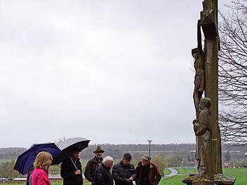 Auf jeden Fall soll der kulturhistorische Lehrpfad Fatschenbrunn an der Kreuzigungsgruppe gegen&uuml;ber dem alten Sportplatz vorbeif&uuml;hren. Darin war sich die Arbeitsgruppe einig, die sich am Wochenende trotz des Dauerregens mit der m&ouml;glichen Trassenf&uuml;hrung besch&auml;ftigte.  Foto: Sabine Weinbeer