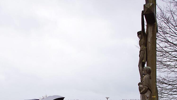 Auf jeden Fall soll der kulturhistorische Lehrpfad Fatschenbrunn an der Kreuzigungsgruppe gegen&uuml;ber dem alten Sportplatz vorbeif&uuml;hren. Darin war sich die Arbeitsgruppe einig, die sich am Wochenende trotz des Dauerregens mit der m&ouml;glichen Trassenf&uuml;hrung besch&auml;ftigte.  Foto: Sabine Weinbeer