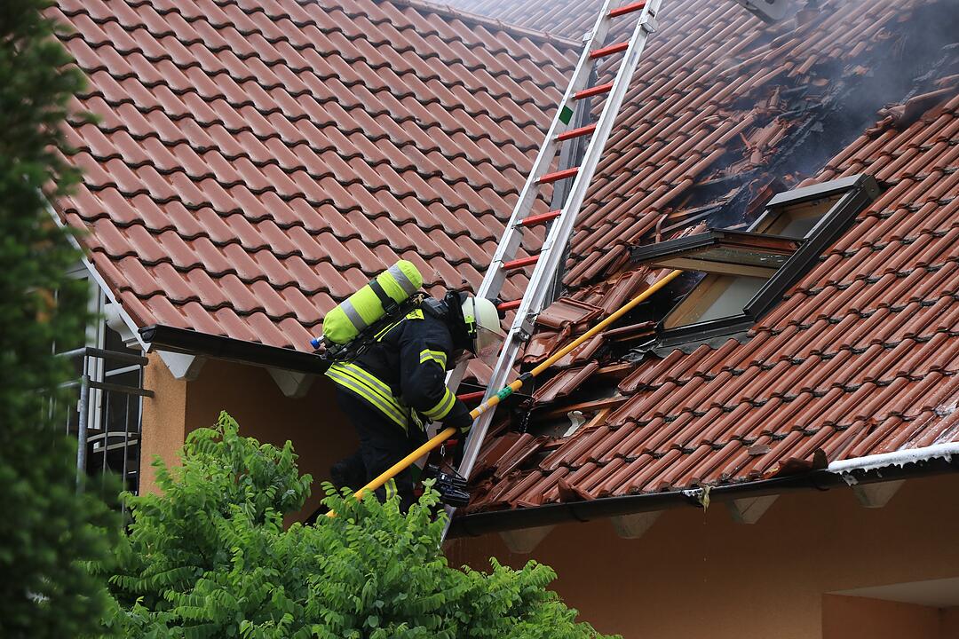 Blitzeinschlag: Dachstuhl geht nach Gewitter in Flammen auf