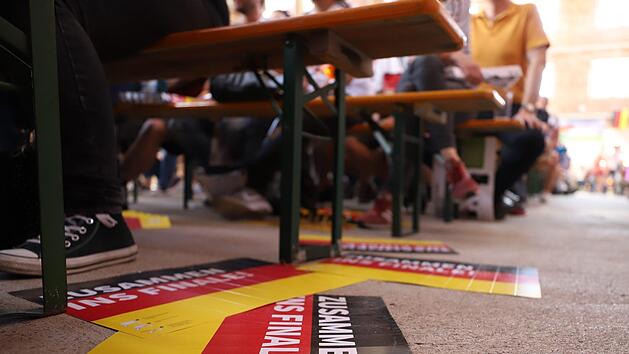 Schon weit vor dem Abpfiff glaubten in der Kühnlenzpassage offenbar einige Besucher des Public Viewings "Kronacher Fußball-Fieber" nicht mehr daran, dass sie die deutsche Nationalmannschaft "zusammen ins Finale" begleiten werden. Foto: Marian Hamacher