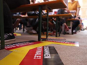 Schon weit vor dem Abpfiff glaubten in der Kühnlenzpassage offenbar einige Besucher des Public Viewings "Kronacher Fußball-Fieber" nicht mehr daran, dass sie die deutsche Nationalmannschaft "zusammen ins Finale" begleiten werden. Foto: Marian Hamacher