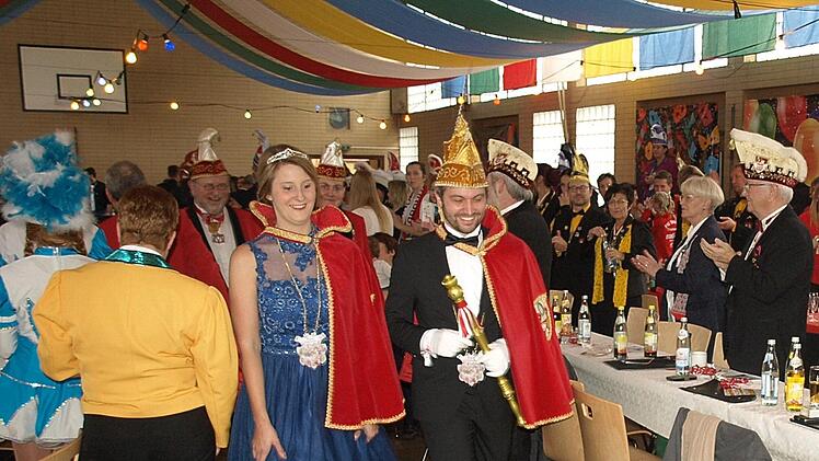 Glanzvoller Einzug der Prinzenpaare in  die Kulturhalle, hier das Prinzenpaar aus  Kronach.Susanne Deuerling