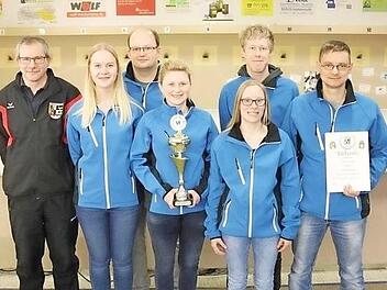 Die Meister der Oberfrankenliga von der SG Ludwigsstadt: (v.l.) Wettkampfleiter Walter Horcher, Linda Koch, Mannschaftsführer Christoph Methfessel, Annika Welsch, Lina-Marie Harnisch, Florian Martin und Steve Hofmann Foto: Walter Horcher