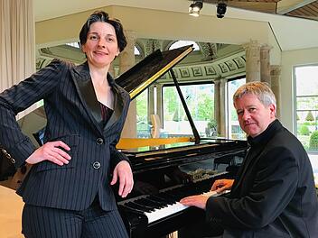 Pia Zachmann und Ralf Meyer-Natus sind die Künstler beim Benefizkonzert des Lionsclub im Staatsbad.  Foto: Gerhard Hofweber