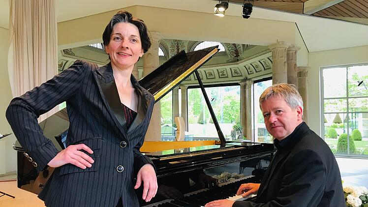 Pia Zachmann und Ralf Meyer-Natus sind die Künstler beim Benefizkonzert des Lionsclub im Staatsbad.  Foto: Gerhard Hofweber