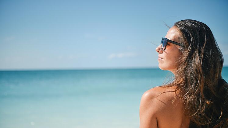 Selbstbräuner sorgen für einen Teint, als käme man frisch aus dem Urlaub. Foto: stokpic/pixabay.com.