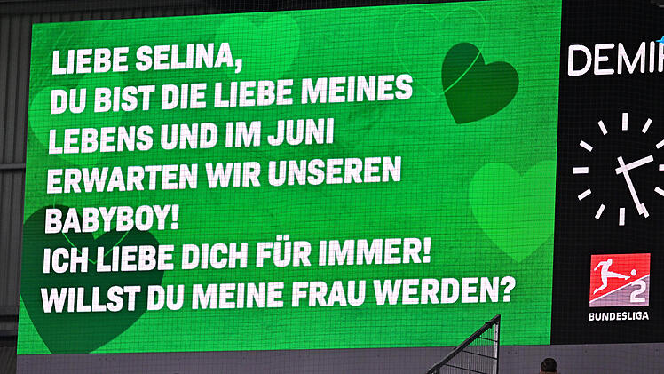Fürth: Fußball war nur Nebensache - Zuschauer macht Heiratsantrag in Fußballstadion