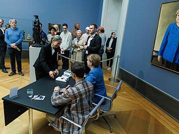 Bundeskanzlerin a.D. Merkel signiert Kunstpostkarten