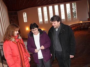 Sabine Schmid-Hagen (von links), Renate  Schubart-Eisenhardt und  Helmuth Bautz schauen sich eine der originalen Steckdosen an.