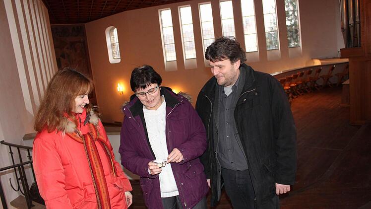 Sabine Schmid-Hagen (von links), Renate  Schubart-Eisenhardt und  Helmuth Bautz schauen sich eine der originalen Steckdosen an.
