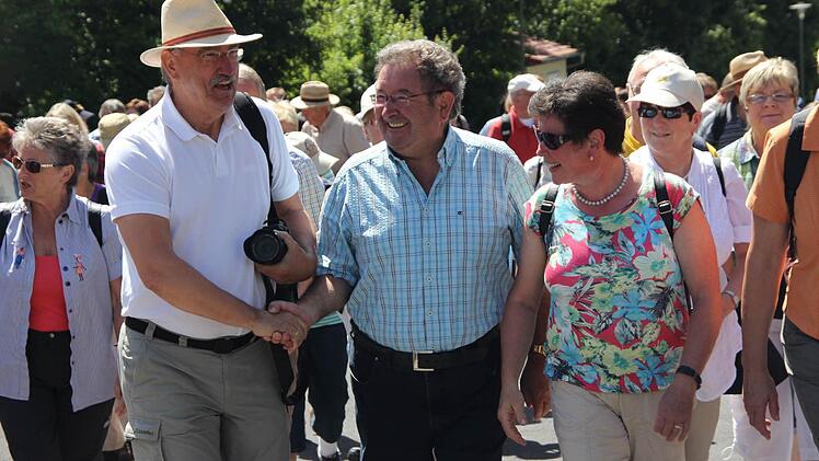 Redaktionsleiter Paul ziegler im Gespräch mit Karl Schneider.