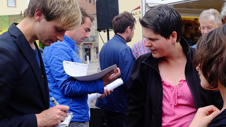 Autogrammstunde der Schlagergruppe "Cappuccinos" in Hammelburg. Foto: Gerd Schaar