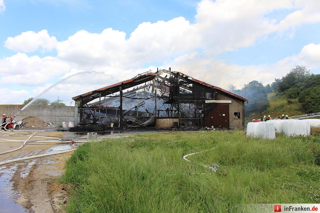 Landwirtschaftliches Anwesen in Vollbrand - 150 bis 200 Kuehe qualvoll verendet